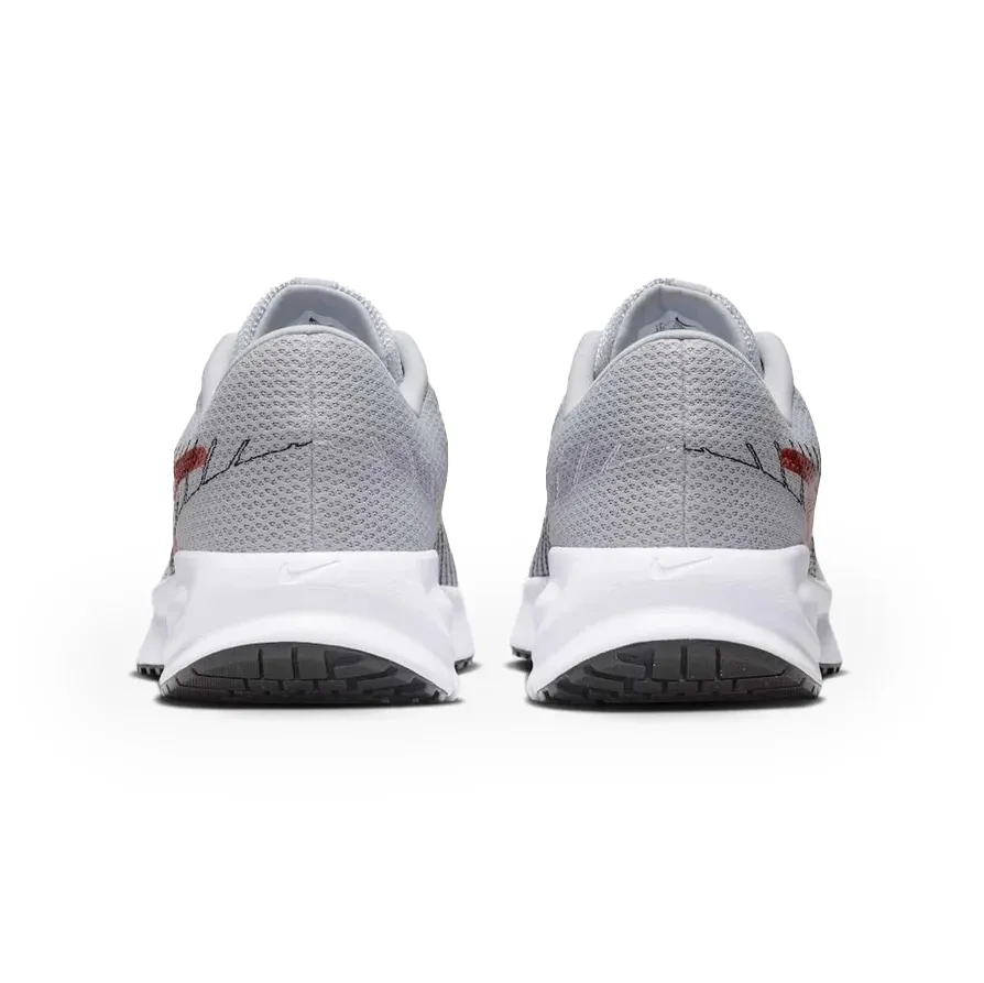 Tênis Nike Run Defy HM9594-005 masculino cinza visto de costas